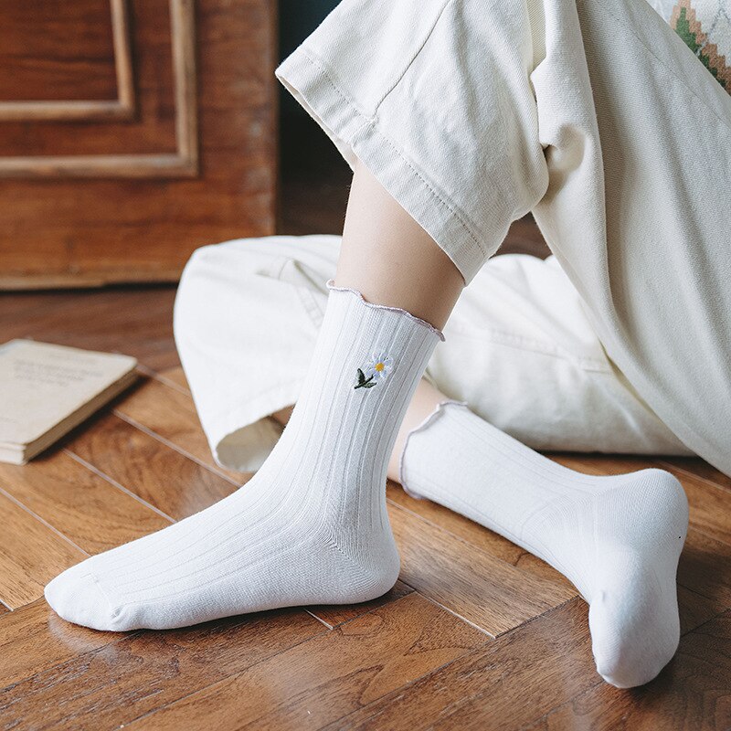 Femmes chaussettes Streetwear petites pâquerettes broder chaussettes mignonnes femmes japonais coréen Harajuku Style Kawaii chaussettes pour dames