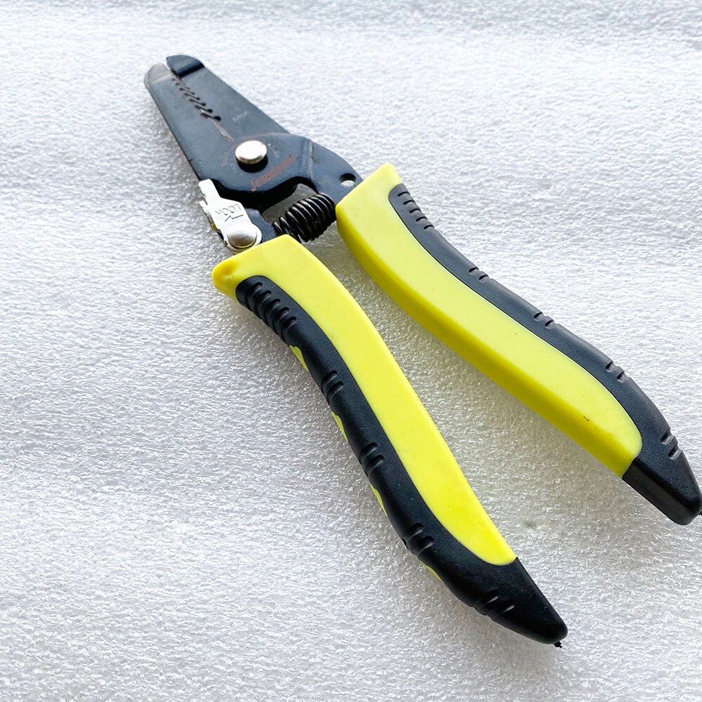 Kabel Strippen En Wire Cutter Tang Gebruikt Voor Kabel Installatie En Distributie In De Zonne-energie Systeem: Stripping Plier