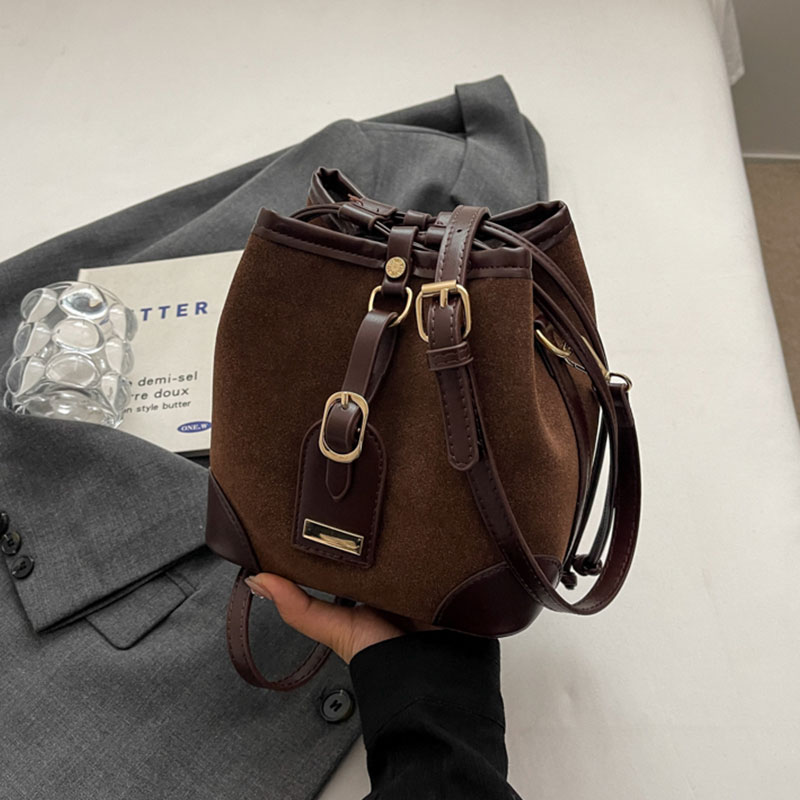 Sac seau rétro en tissu givré avec cordon de serrage, sac à bandoulière simple avec coutures décontractées à la