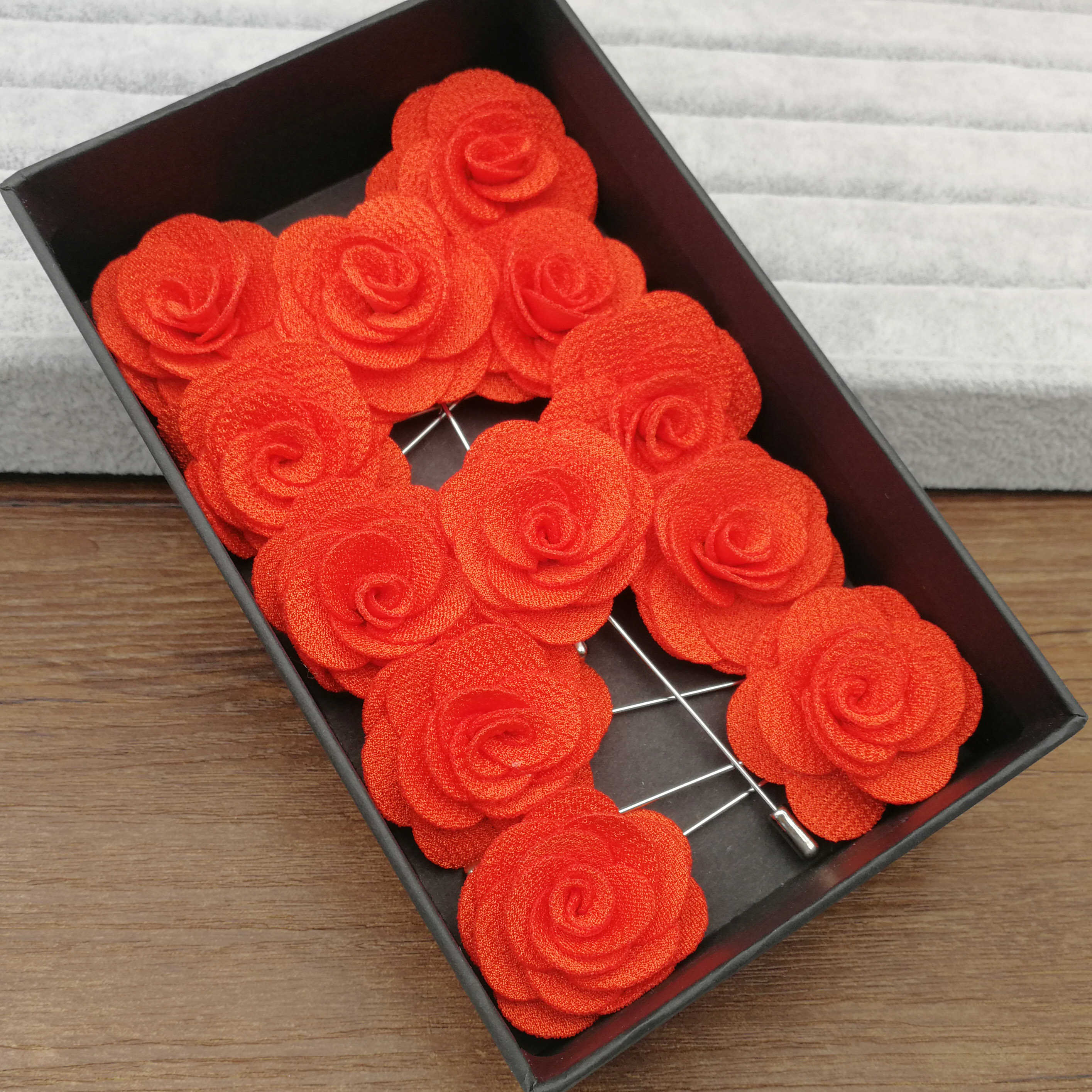 Broches à fleurs en tissu pour femmes, épingles de décoration pour costumes, épingles à revers pour hommes, accessoires pour costumes dans une boîte: Imitation plaquée rhodium