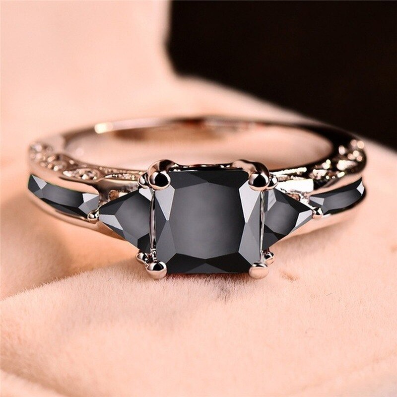 Delicate Zilveren Kleur Trendy Ring Voor Vrouwen Elegante Prinses Cut Ingelegd Zwart Zirkoon Crystal Wedding Ring Engagement Sieraden