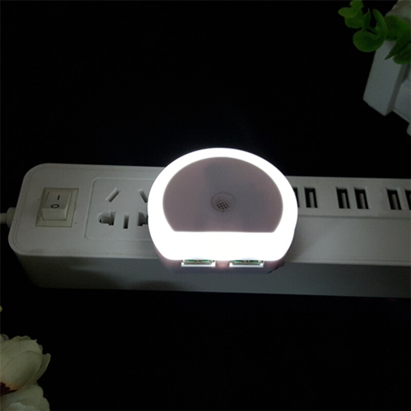 Led-nachtnieuwigheidsspeelgoed met dubbele usb-wandlader, schemer-tot-dageraadsensor, lichtgevend speelgoed