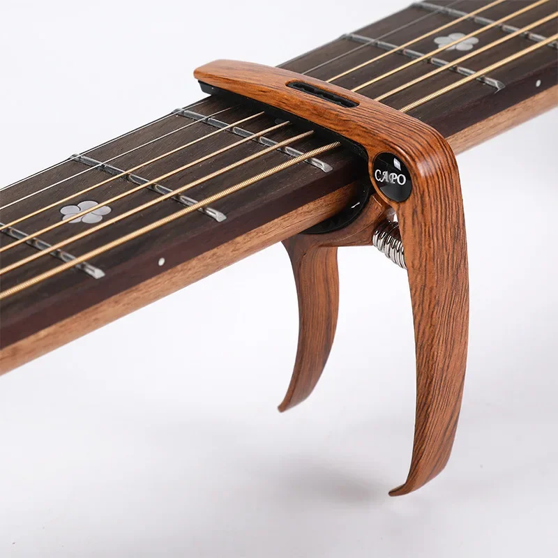 Ausgezeichneter Metall-Gitarren-Kapodaster, Einstellclip, Gitarren-Kapodaster für akustische E-Gitarren, Bass, Ukulele mit Plektrenhalter, 1 Stück: Rot