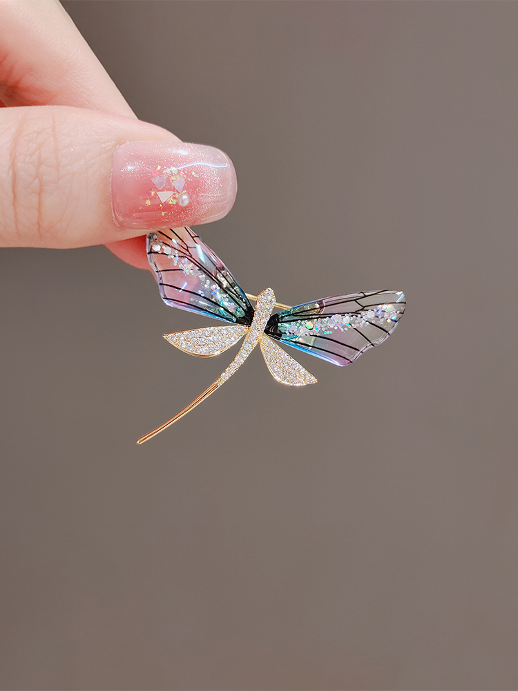 Spille di libellula con ali trasparenti in resina per le donne moda spille da bavero con piccoli insetti distintivo di animali di cristallo regali di gioielli