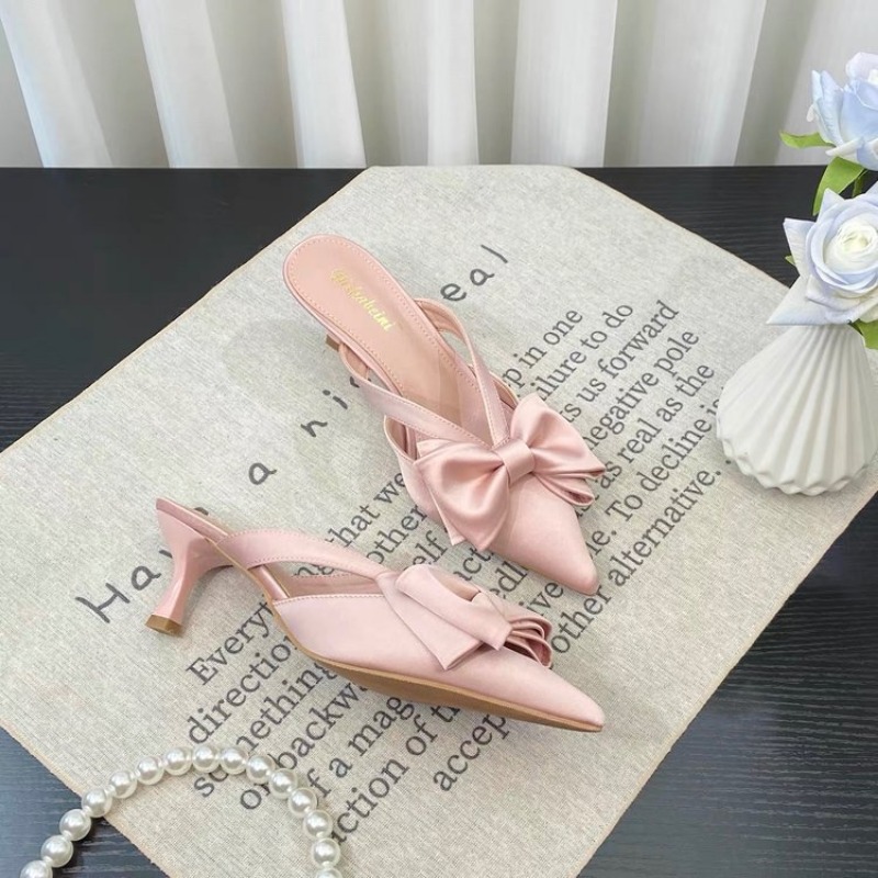 Zapatillas frescas de color rosa estilo hada para mujer, tacones altos huecos con lazo puntiagudo francés, zapatillas de mujer medio envueltas, verano 2024