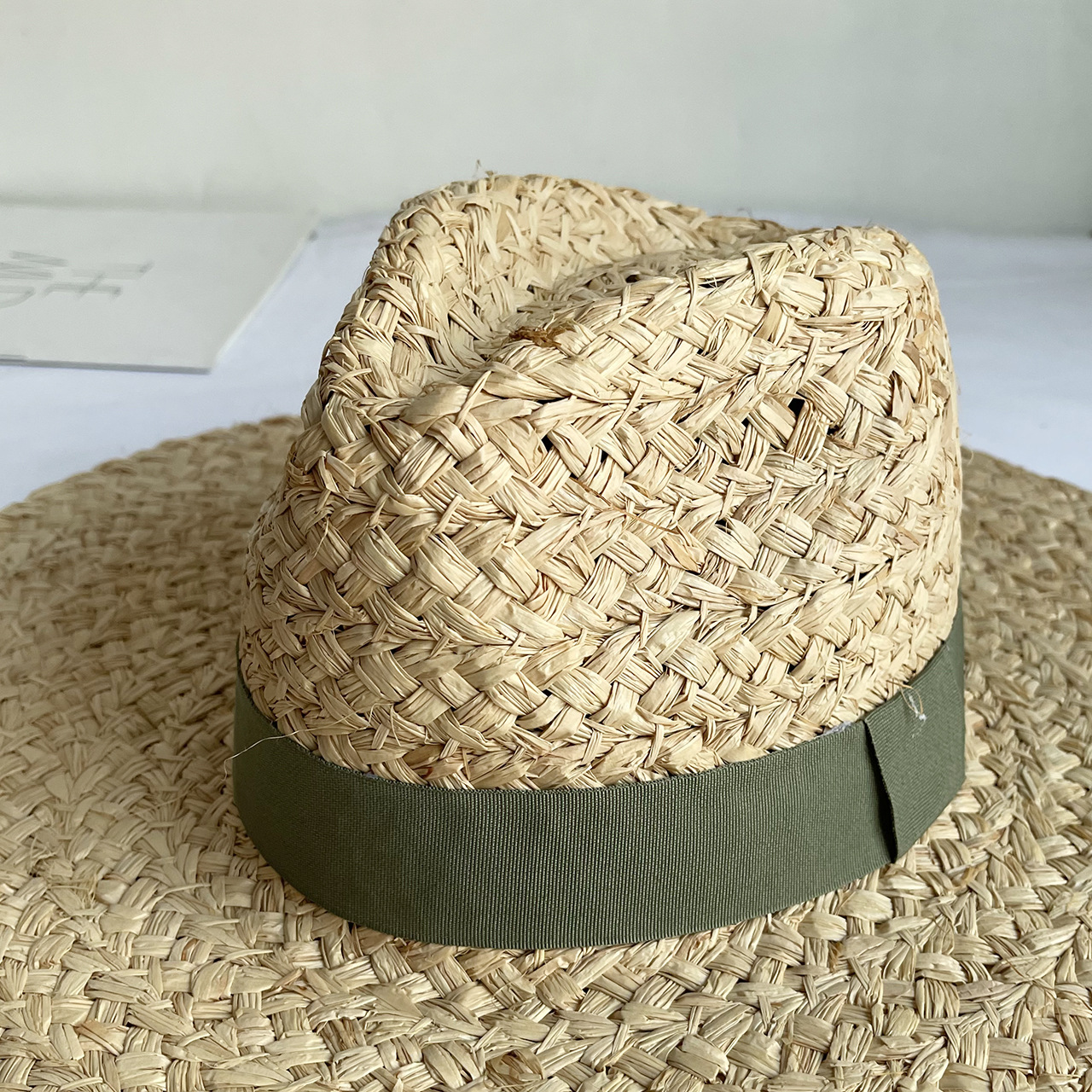 Chapéu de palha raffite de jazz de aba grande feminino inglês retro versátil praia protetor solar chapéu hepburn estilo senhora francesa