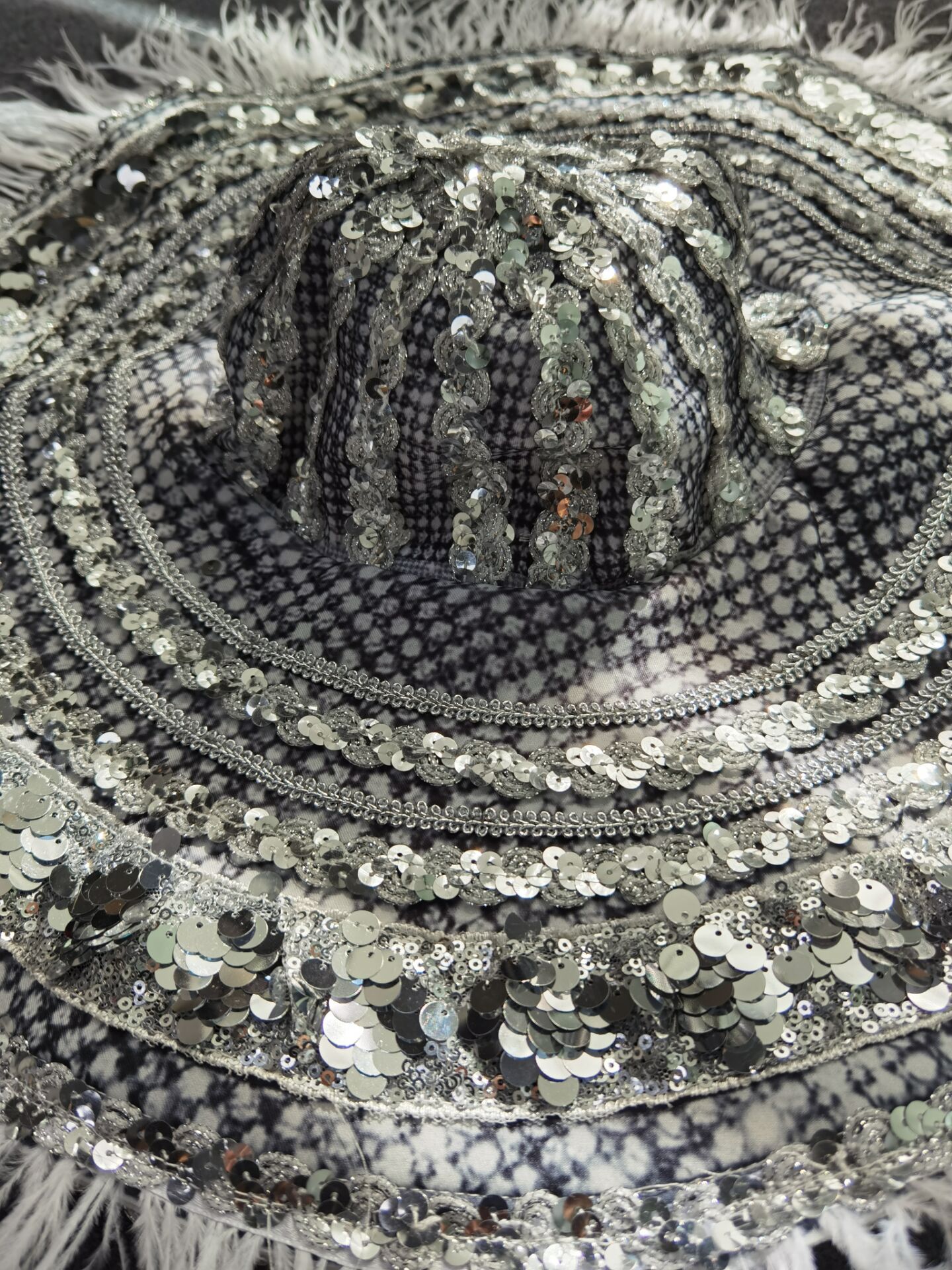 Sombrero de ala grande con pluma de lentejuelas de plata para mujer, sombreros flexibles gorra con visera ancha plegable, accesorios para actuaciones de cantantes