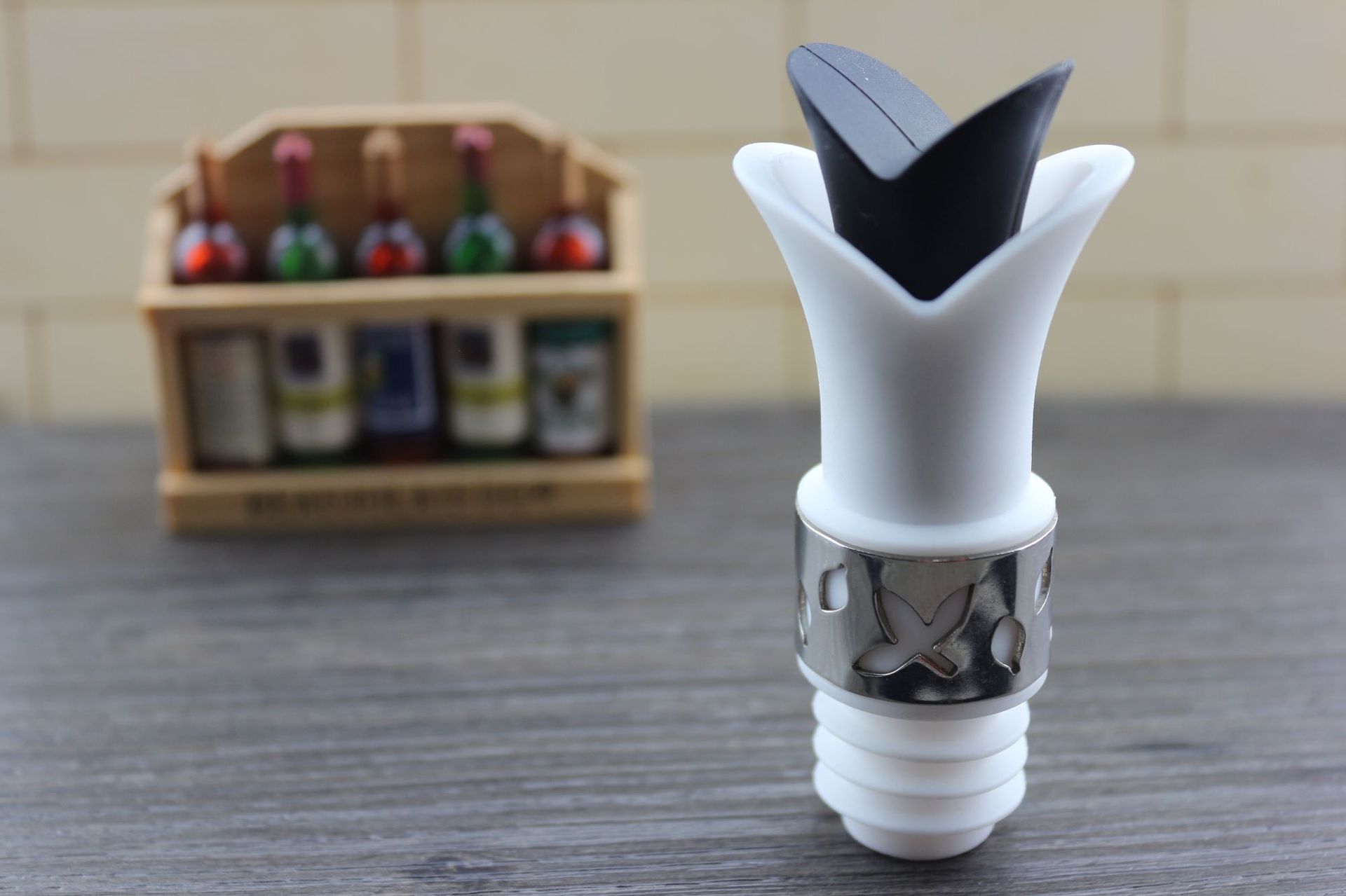 Siliconen Vacuüm Rode Wijn Fles Stopper Stop Sealer Wijn Kurk Plug Jackson Black Top Hat Cowboy Cap Bar Bar Gereedschap lekvrije: Lily Wine Pourer3