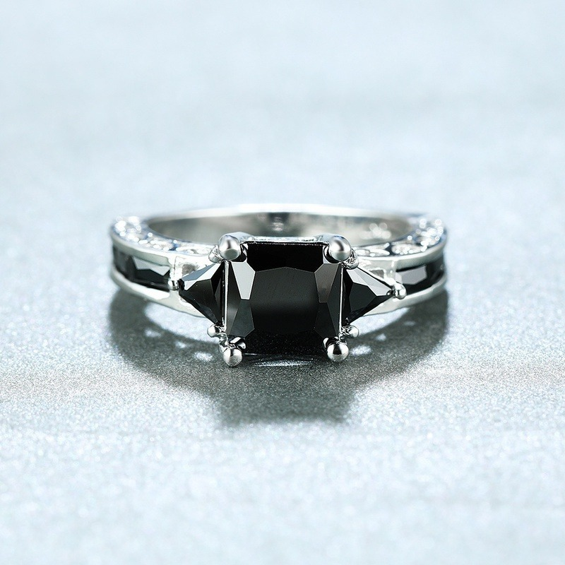 Delicate Zilveren Kleur Trendy Ring Voor Vrouwen Elegante Prinses Cut Ingelegd Zwart Zirkoon Crystal Wedding Ring Engagement Sieraden