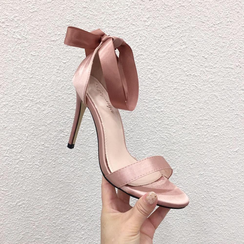 Satin sandaler med öppen tå kvinnor ledig sommar höga klackar skor riband tillbaka snörning rosett sandaler pumps täcka häl rosa skor