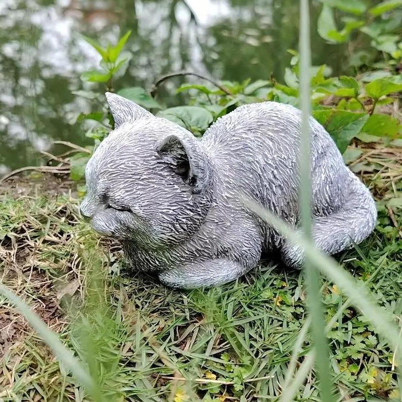 Buitenbeeldje van een kat, gedenkbeeldje van hars voor op het balkon, liggende kat, decoratie voor buiten
