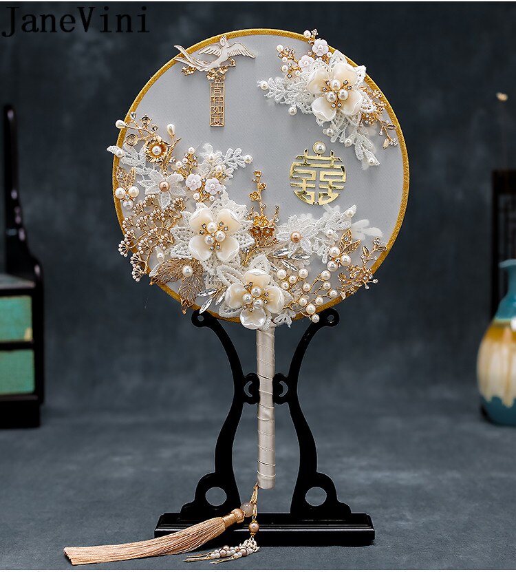 JaneVini 2021 nowe białe koronki Appliqued ślubny wentylator ręczny bukiet perły zroszony starożytny chińnarty styl wachlarz ślubny typu kwiat dla panny młodej
