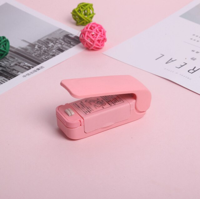 1PCS Electric Mini Sealing Machine Handheld Holder Heating Snack Sealing Machine Sealed Packaging Plastic Bag Sealed Food Bag: Pink