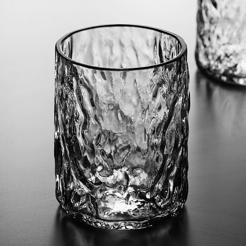 Japansk stil enkelhed whisky glas træ tekstur spiritus brandy øl gennemsigtig vand kop bar husstand vaso