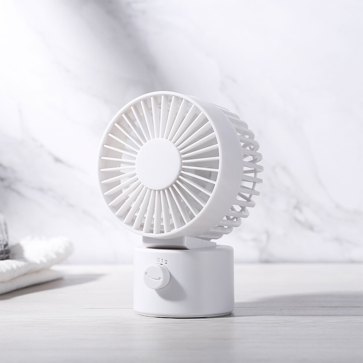 4 Front Blade 7 Back Blade Portable Desktop Oscillating Fan With Adjustable Head 2 Speeds USB Rechargeable Fan For Home Travel