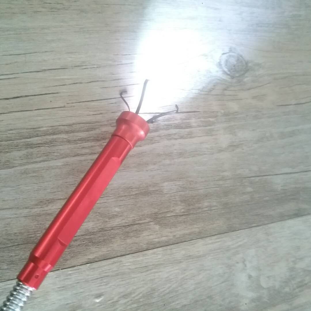 Ramasseur à ressort magnétique avec 4 griffes LED, outil de ramassage Flexible de 23.6 pouces pour réparation de voiture, Gadget de toilette, outil de ramassage des égouts