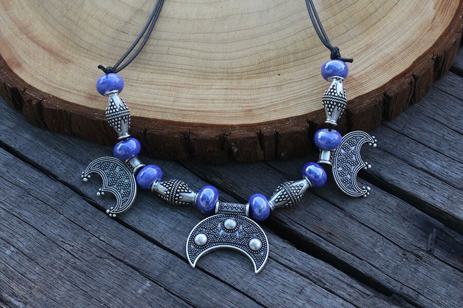 Perle viola con Rigida Lunula Pendente, Slavo ispirazioni di Massima Vichingo di Mezza Età Vestito Kette Collana Spilla Monili per Le Donne di Fascino: Argento antico placcato / 50cm