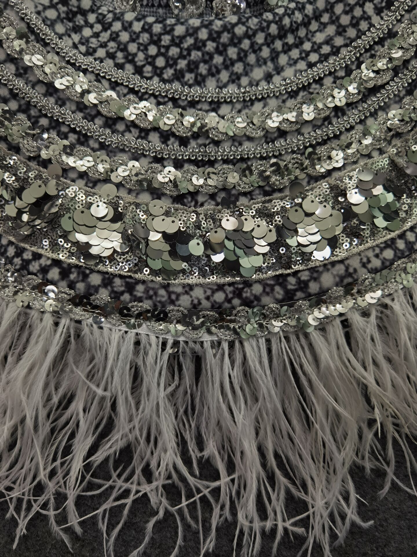 Sombrero de ala grande con pluma de lentejuelas de plata para mujer, sombreros flexibles gorra con visera ancha plegable, accesorios para actuaciones de cantantes