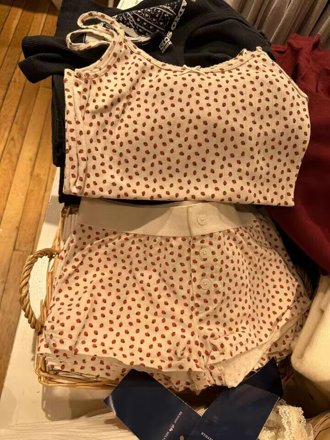 Conjunto de 2 piezas de pantalones cortos con chaleco de fresa para mujer, camiseta sin mangas ajustada con lazo y ojales y cintura elástica, pantalón corto recto de retazos, conjuntos dulces