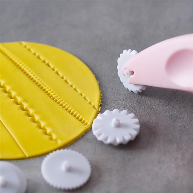 1 st. roosterrolsnijder bakvorm van duurzaam plastic keukengerei voor koekjesdeeg, pizza, taart met 4 wielen