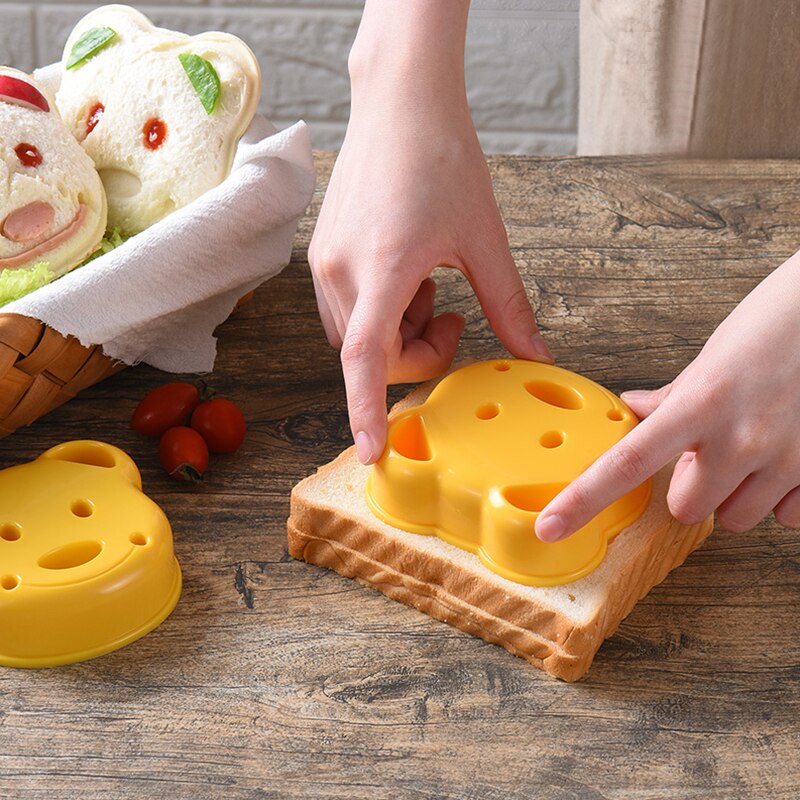 Kleine Beer Vorm Koekjes Reliëf Apparaat Sandwich Mold Brood Cake Mold Maker Diy Keuken Mold Cutter Willekeurige Kleur