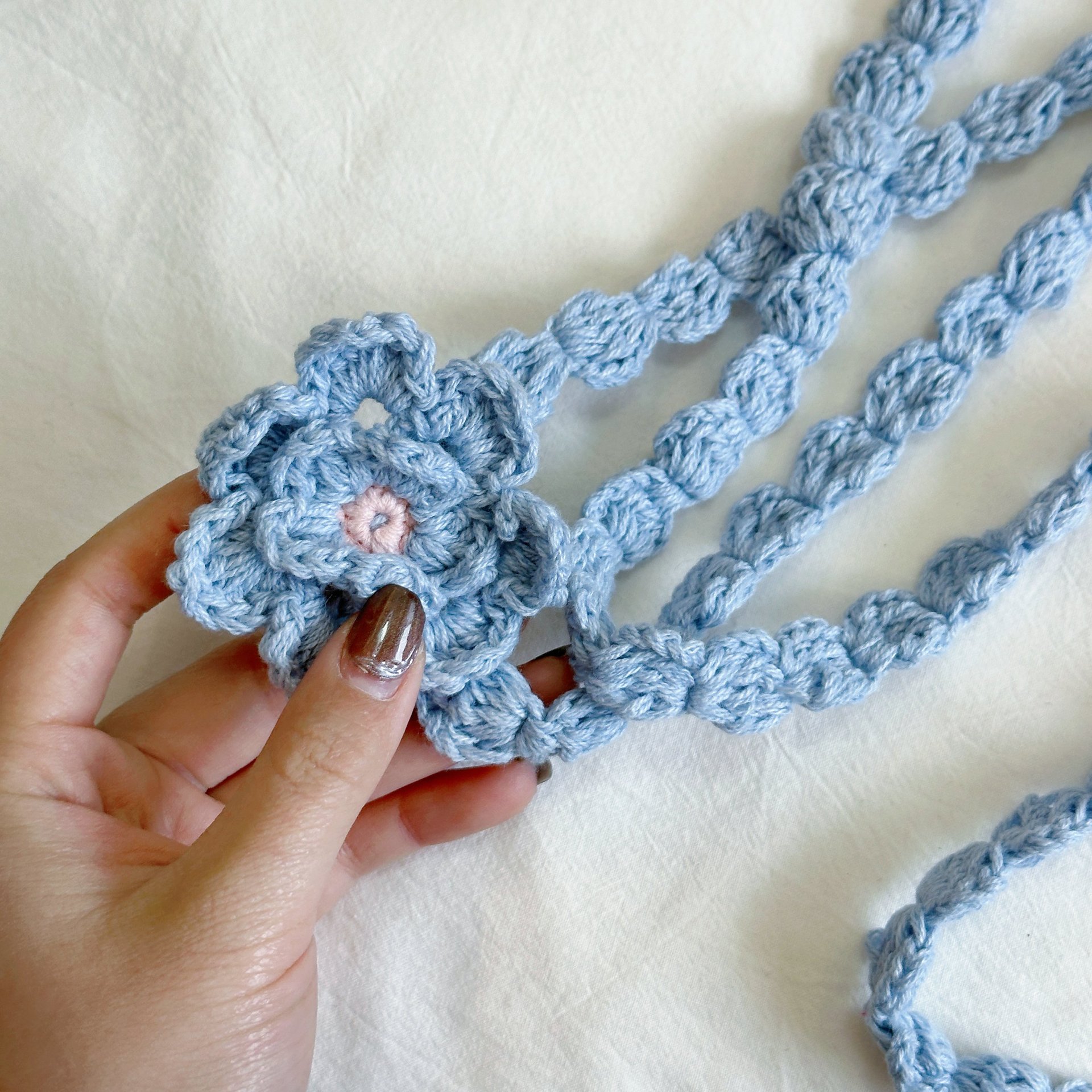 Bufanda fina de flores tejida hecha a mano informal de estilo coreano nueva decoración de forma cóncava femenina bufanda estrecha bufanda larga de estilo de chica