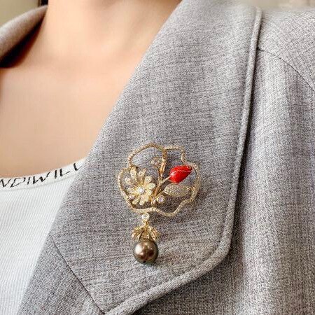 High End Dikke Gilded Lotus Maan Parel Broche Temperament Pin Elegante Celebrity Broche Met Honingdauw Accessoires