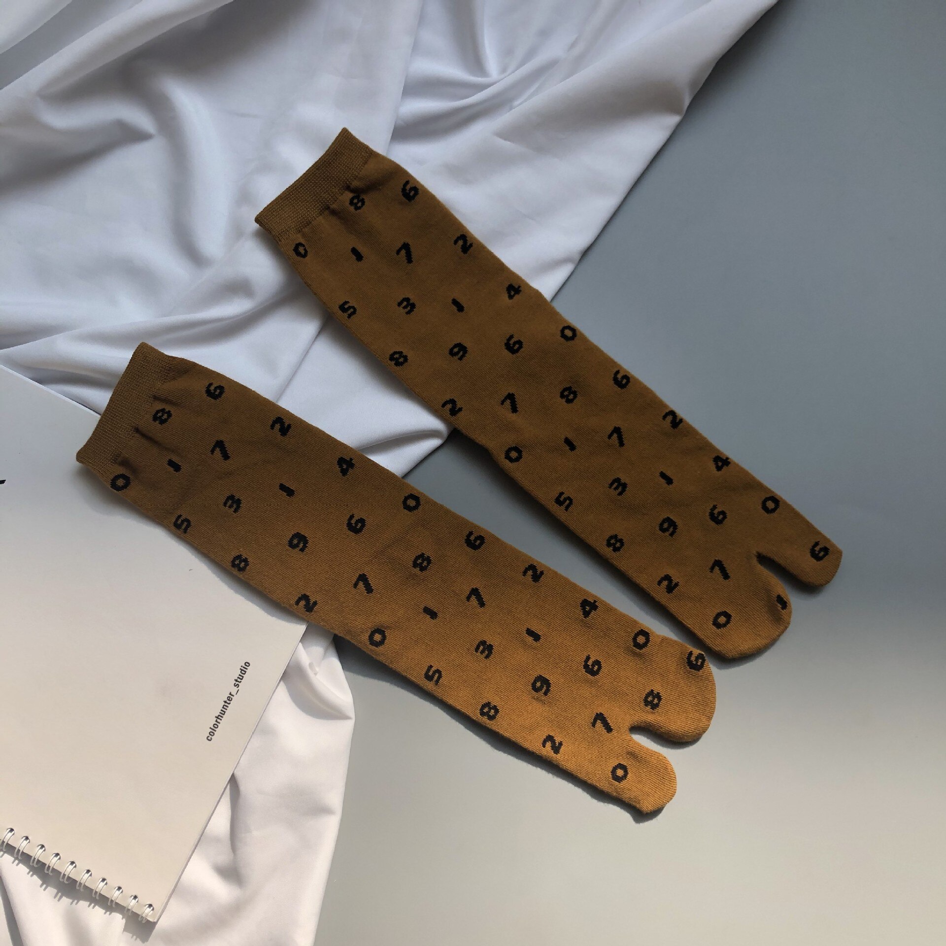 Chic Japanese Jacquard Split Toe Socks Digital Combed Cotton Two Toe Socks Women Korean Harajuku Two Finger Tabi Socks: Mustard Yellow