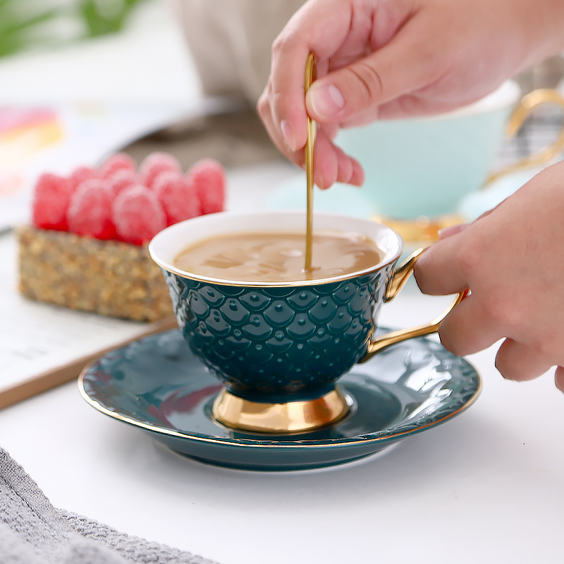 Juego de Taza de Café de Cerámica y platillo de lujo, , tazas de té de la tarde, taza de leche para el desayuno, plato perfumado con cuchara, de Navidad