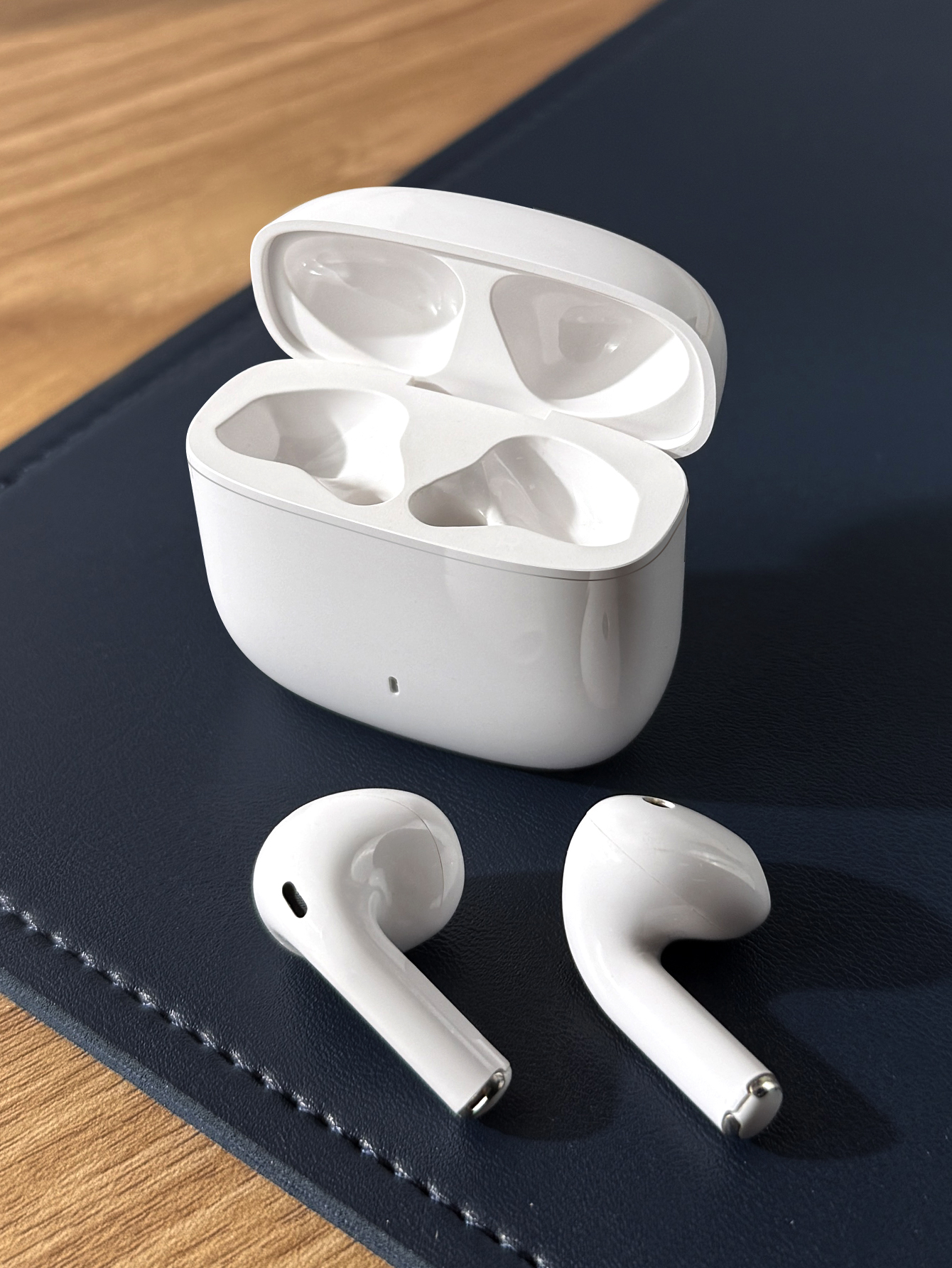 Model Wireless Bluetooth Noise-Canceling Headphones, In-Ear Wireless Music and Gaming Headphones