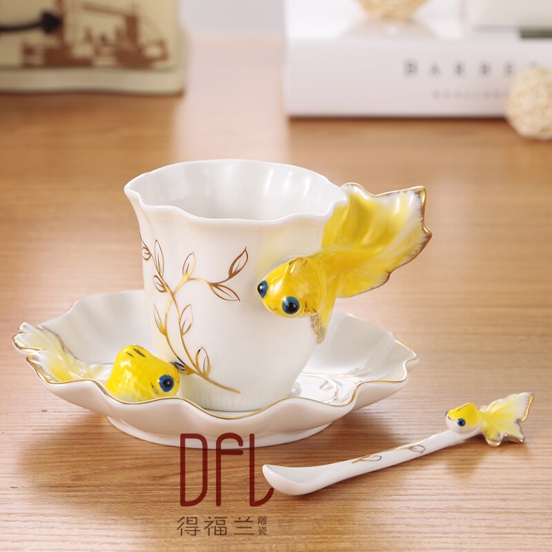 Goldfisch emaille becher porzellan kaffee tasse anzug kreative hochzeit gegenwart keramik tasse Europäischen knochen porzellan becher tasse für