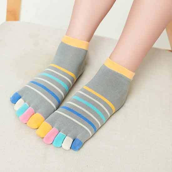 Bouillon fabrik direkte bomuld fem-finger sokker kvindelige slik farve forår og efterår korte rør sokker med bomuld tå sokker: Grå