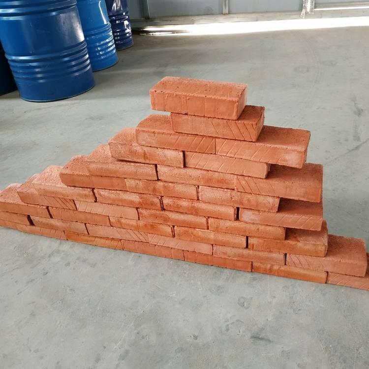 Simulation bricks, solid bricks for film and television props, show bricks with bare hands, the crew filming concubine bricks