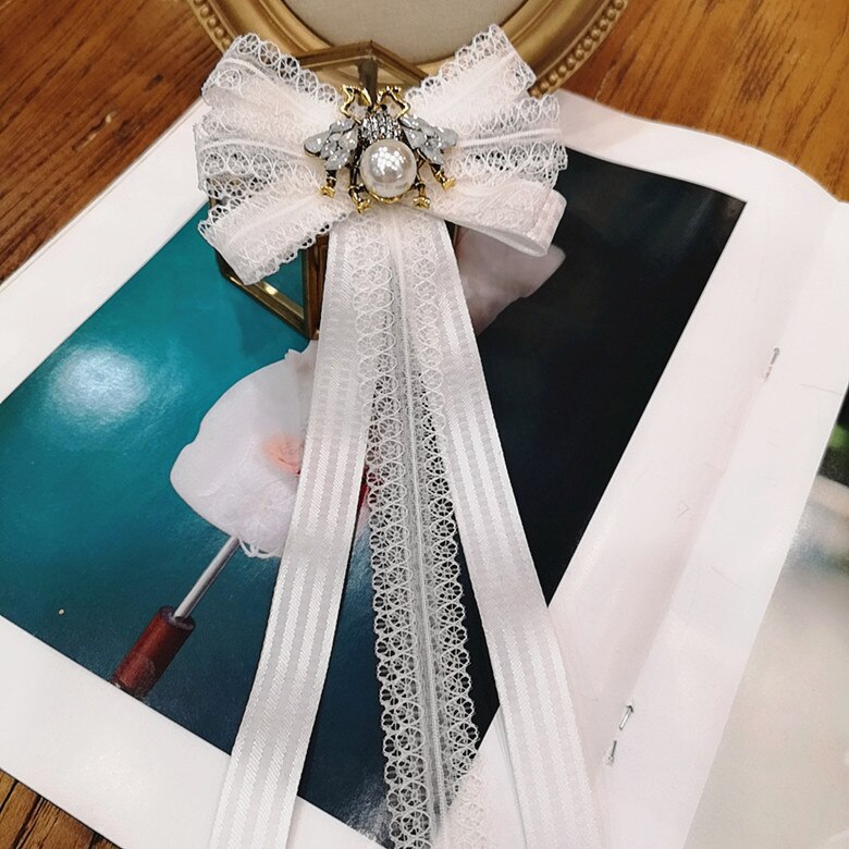 Korean Kristall Bienen Weiß Spitze Bowtie Brosche Band Bowkont Krawatte Hemd Corsage Elegante Broschen Kleidung Frauen Zubehör