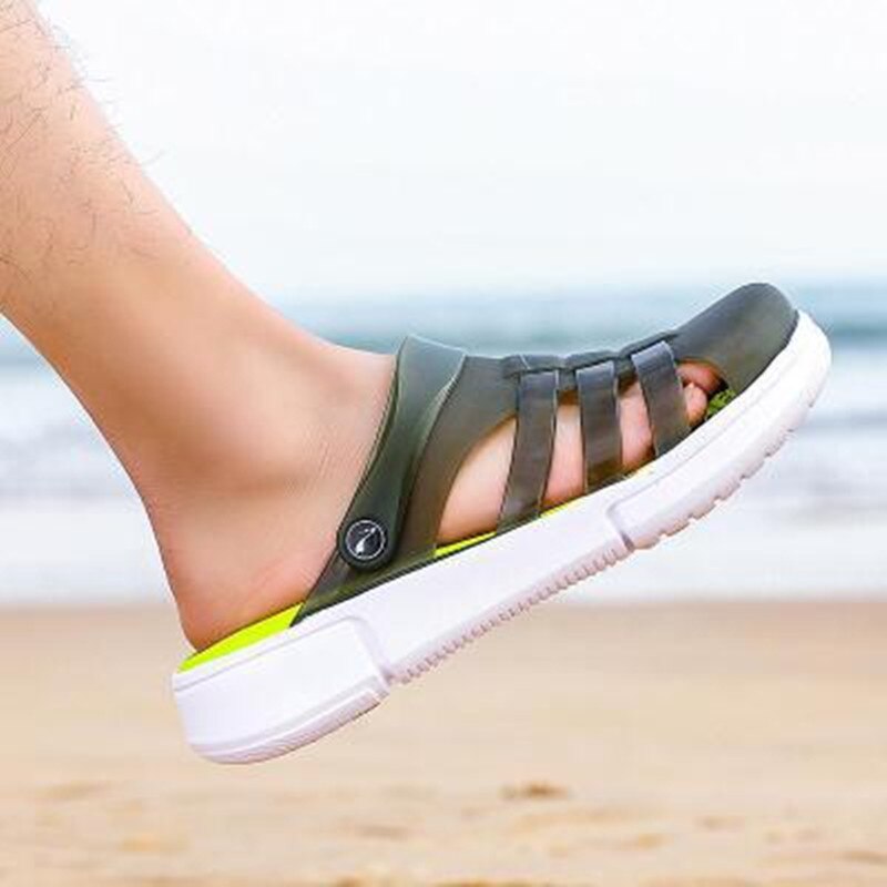 Sommar herr sandaler vatten strand herr bekväma tofflor herr sandaler herr skor med hål för män halkfria sandaler мужские сандалии: Grön / 42