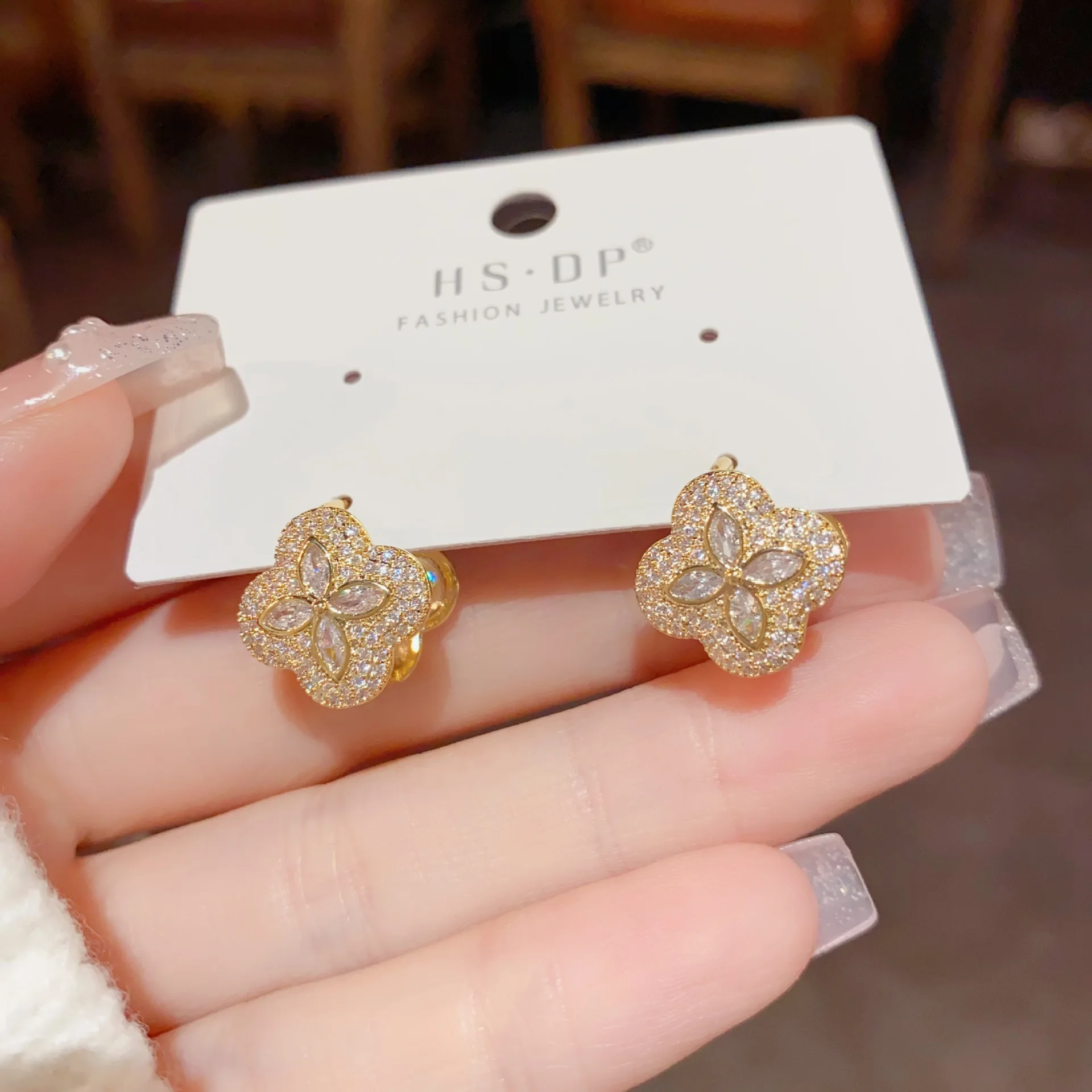 2024 Franse mode-sieraden 16 K vergulde zirkoon blad oorbellen oorbellen elegante vrouwen dagelijkse werk accessoires: Goud-kleur