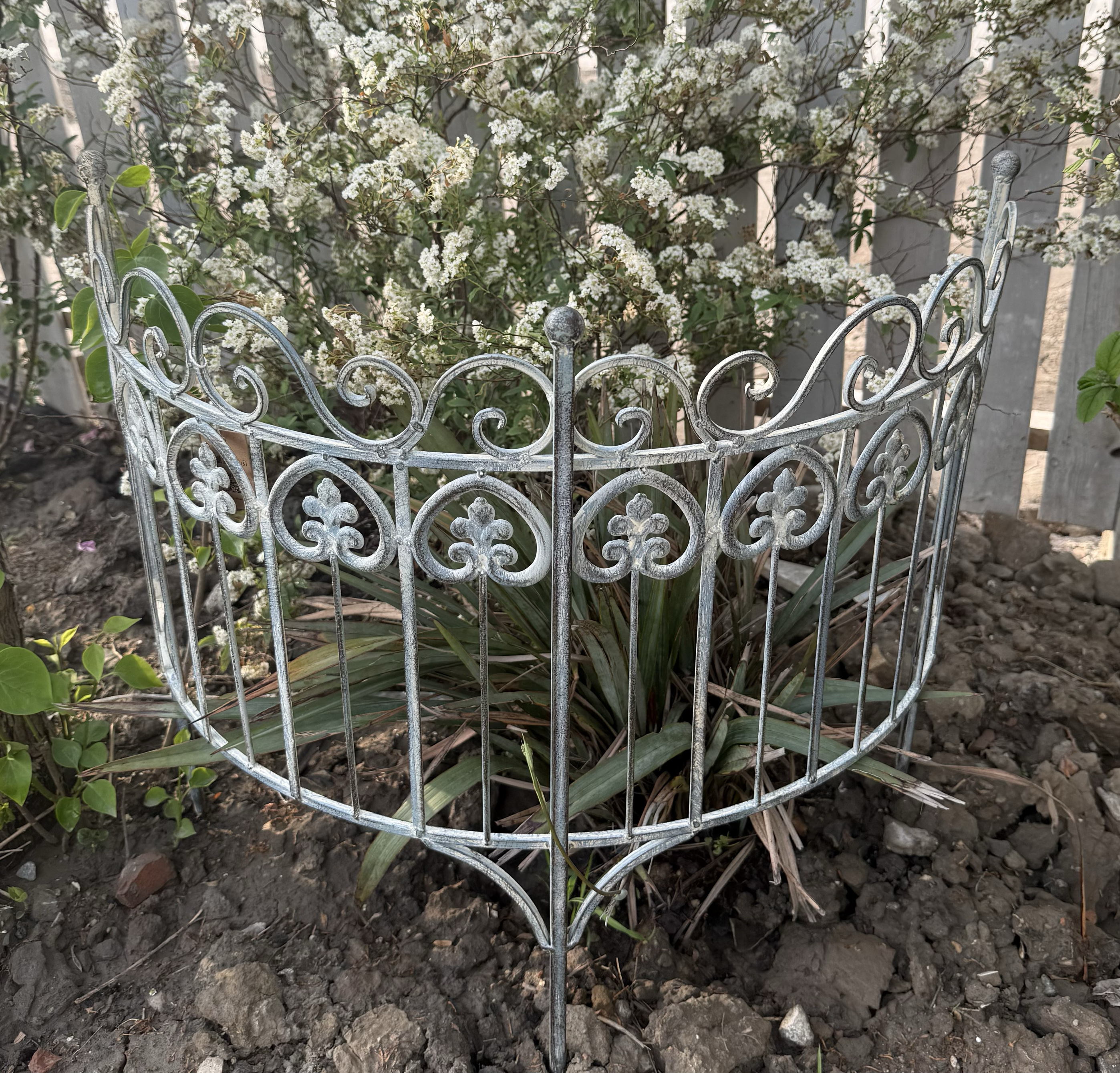Valla de jardín rústica, sistema de soporte de plantas de hierro antiguo para enredaderas trepadoras, decoración de cama de flores, enrejado de jardín insertado en el suelo con borde: Rojo