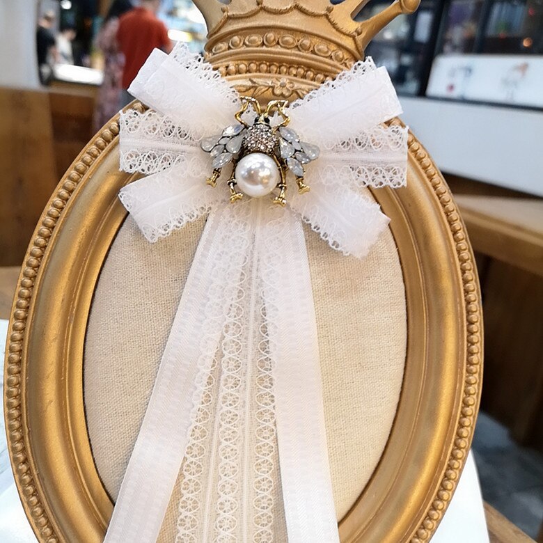 Korean Kristall Bienen Weiß Spitze Bowtie Brosche Band Bowkont Krawatte Hemd Corsage Elegante Broschen Kleidung Frauen Zubehör
