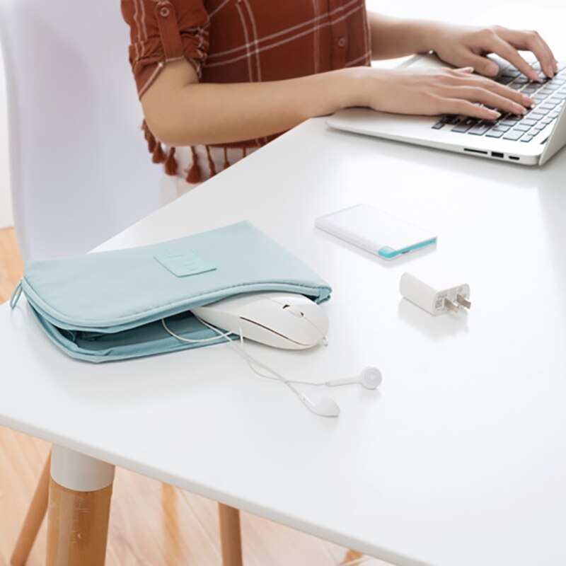 Mała torba podróżna na kable USB