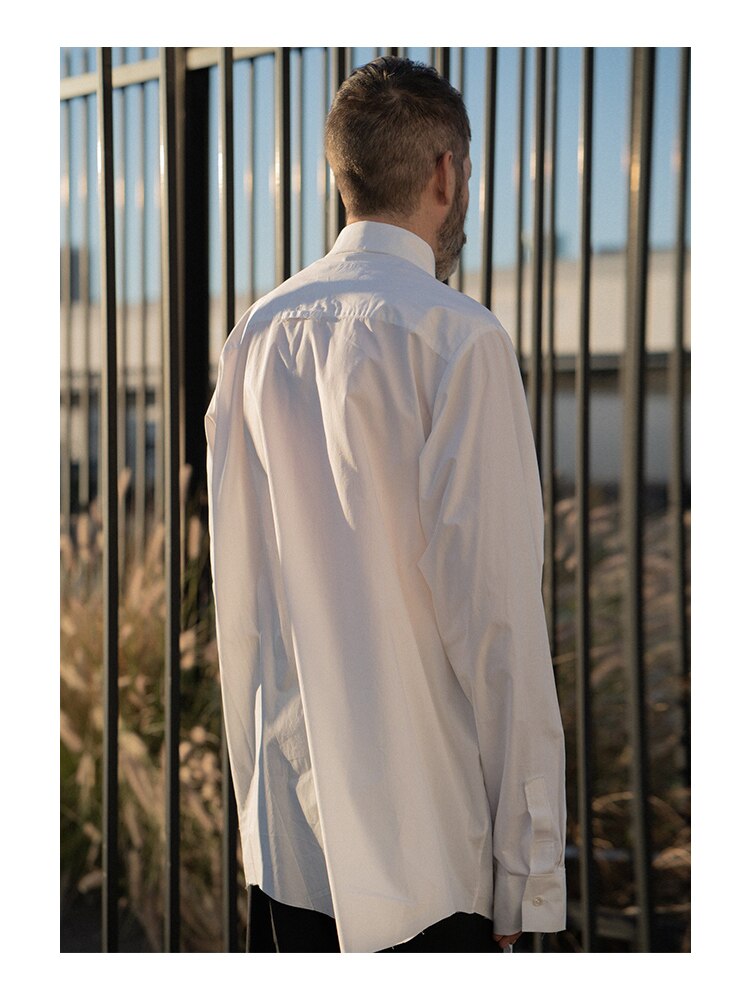 Heren en dames halflang profiel gerafeld wit overhemd niche merk los en eenvoudig overhemd