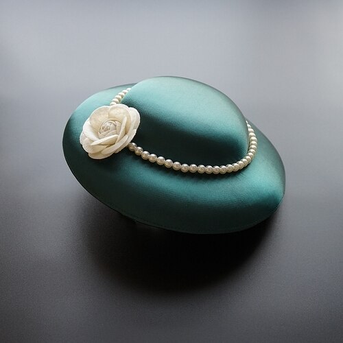 Vintage stor satin bröllopshatt kvinnor brittisk pärla blomma fascinator hatt röd rosa grön spets blommig cocktail show party huvudbonad
