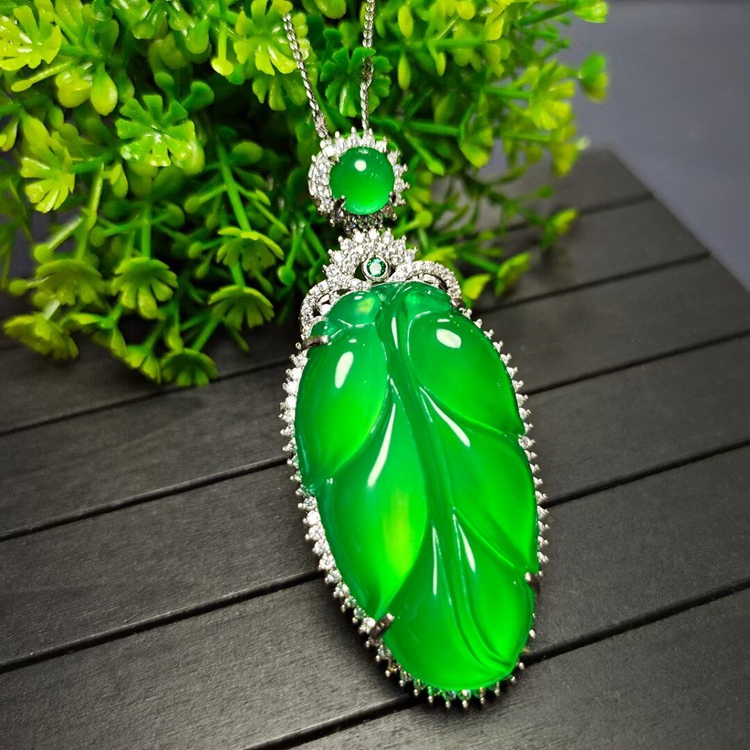 Genuine Natural Green Jade Leave Pendant Necklace Women Chrysoprase Charms Jewellery Jades Stone Leaf Chalcedony Amulet