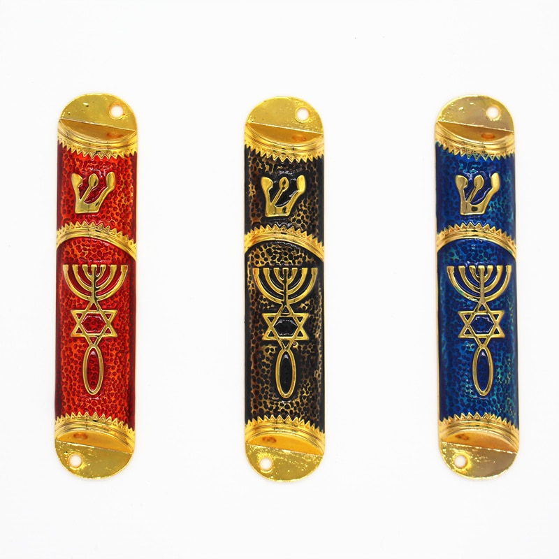 Mezuzah -kotelo mezuza -pergamentti scaroll juutalaisten talojen ja huoneiden ovipylväissä