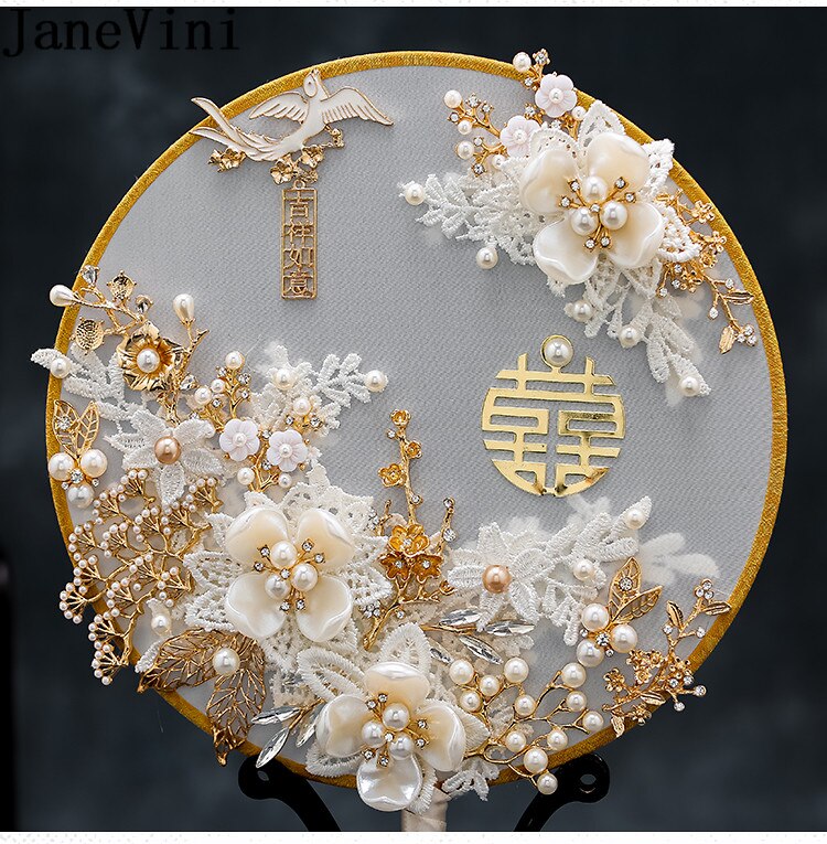 JaneVini 2021 nowe białe koronki Appliqued ślubny wentylator ręczny bukiet perły zroszony starożytny chińnarty styl wachlarz ślubny typu kwiat dla panny młodej