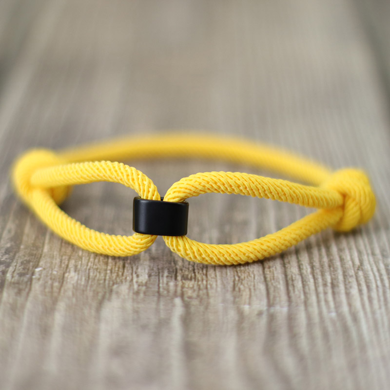 Pulsera con nudo infinito para hombre y mujer, Brazalete ajustable para supervivencia al aire libre, playa, Surf, tejido a mano, hilo rojo: Color amarillo dorado claro