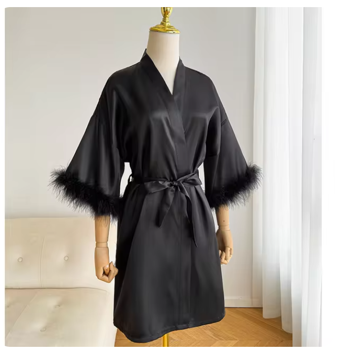 Peignoir en satin blanc avec plumes pour femme, robe de mariée, kimono sexy pour demoiselle d'honneur, quel que soit le court, peignoir pour patients, InDispensLingerie: BLEU CIEL