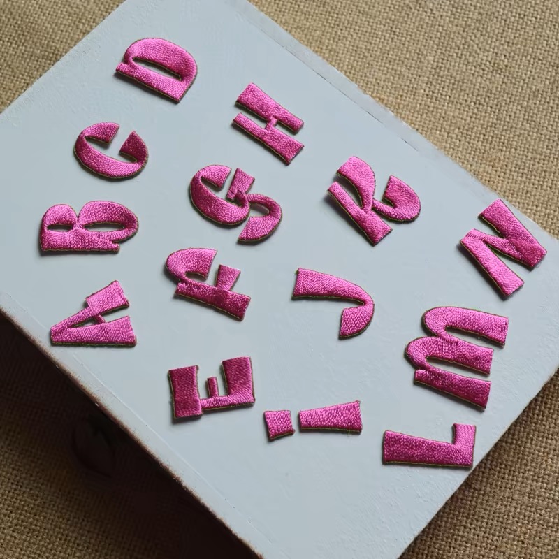 Parches bordados con letras del alfabeto en inglés, apliques de hierro para ropa, bolsos, accesorios de bricolaje, Parche de nombre, rosa roja
