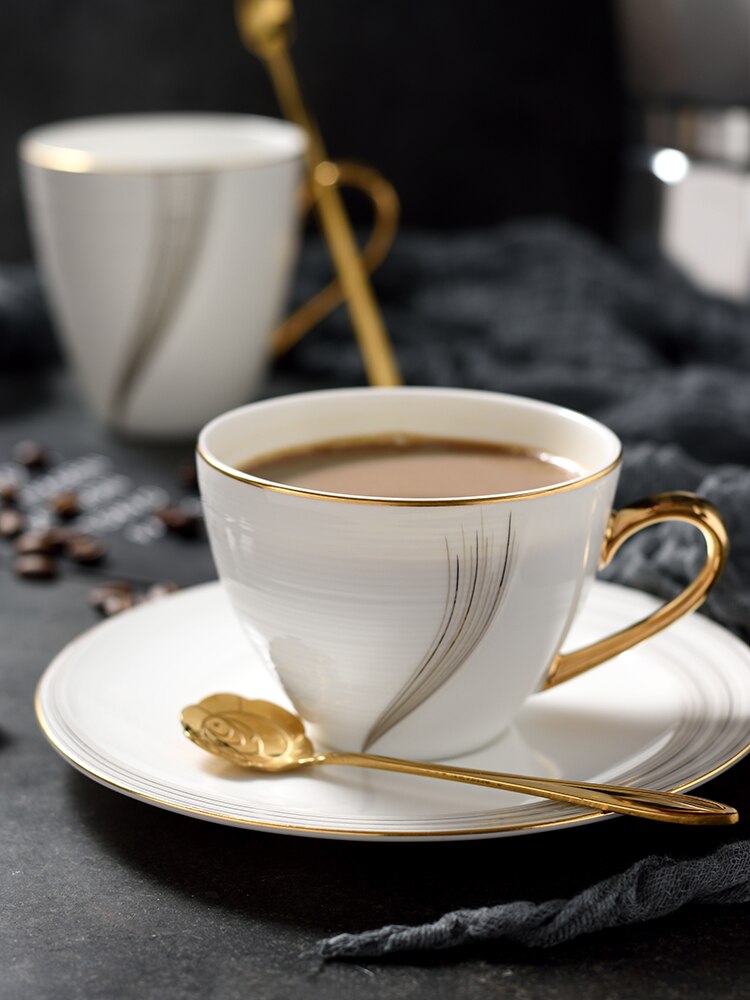 Set di tazze da caffè di lusso con bordo in oro Set di tazze da tè in ceramica creativa e piattino regalo porcellana semplice Tazas Cafe tazza da tè nordica AC50BD