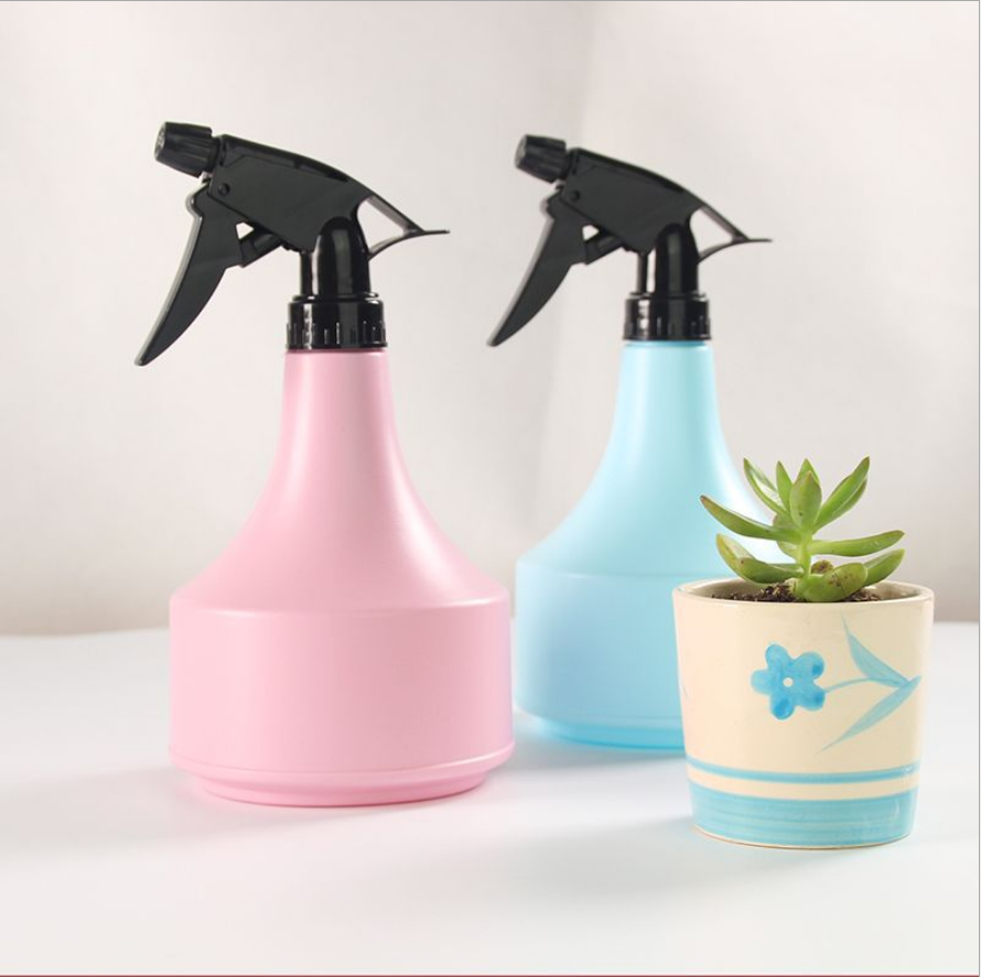 Plastic waterspuitfles bloemen schoonmaken planten water geven uk leeg gereedschap tuin