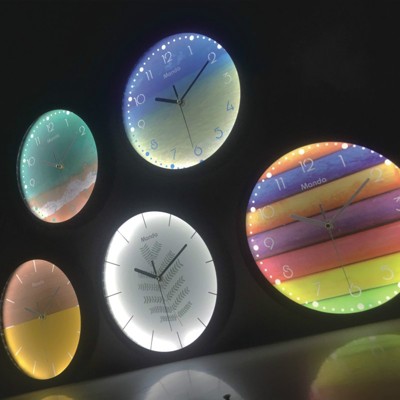 Reloj mural luminoso con números, luces LED nocturnas silenciosas, brillantes y decorativos, Relojes de pared de moderno y decoración para el hogar y la sala de estar